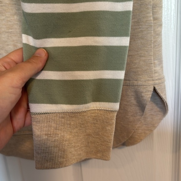 Maurices women’s cream and green hoodie sweatshirt size medium - Picture 5 of 8